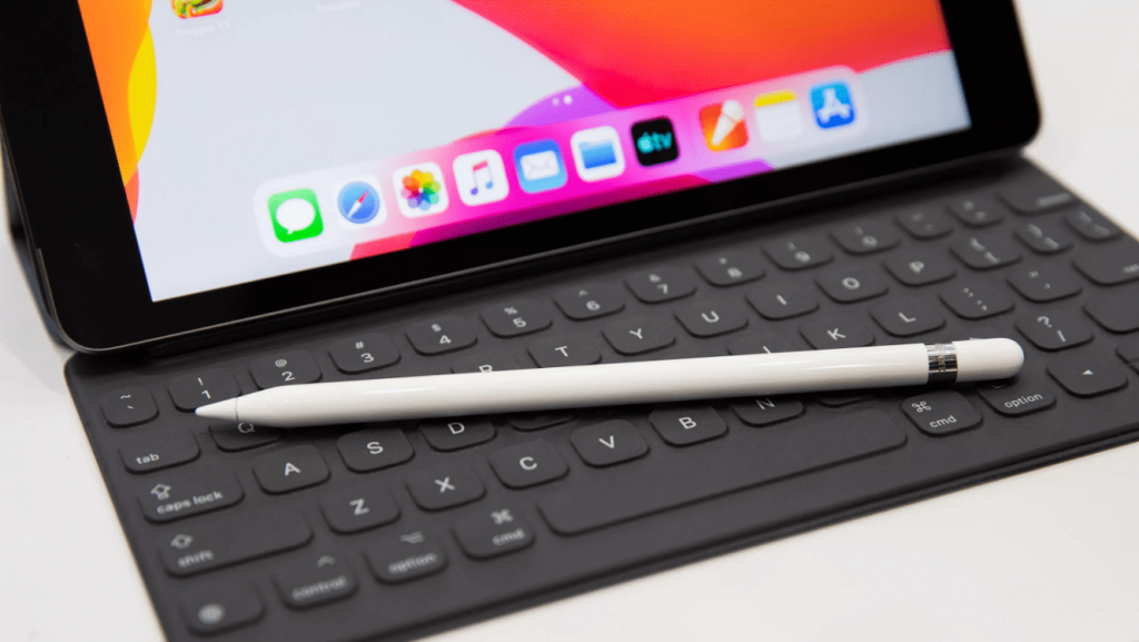 Smart Keyboard oraz Apple Pencil.